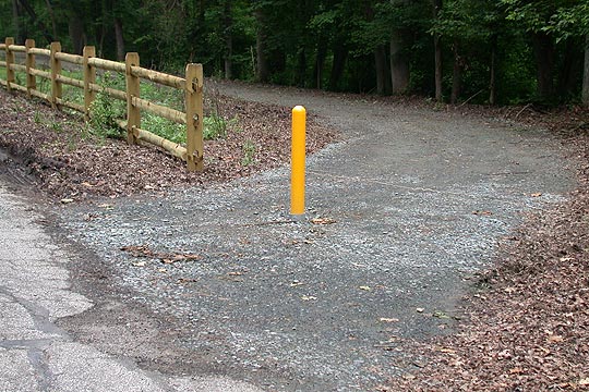 photo of entrance to trail off Creek Road