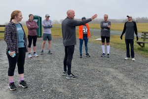 photo of Mark Deshon giving pre-run directions